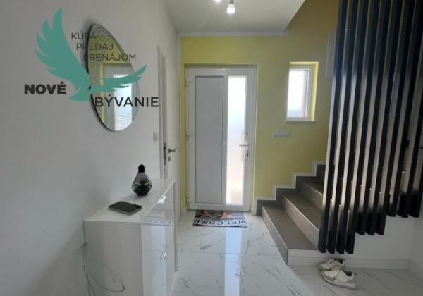 Novostavba trojpodlažný apartmán so záhradou aj strešnou terasou v Chorvátsku v Privlake