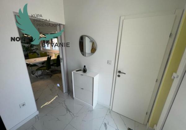 Novostavba trojpodlažný apartmán so záhradou aj strešnou terasou v Chorvátsku v Privlake