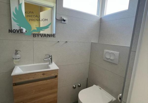 Novostavba trojpodlažný apartmán so záhradou aj strešnou terasou v Chorvátsku v Privlake