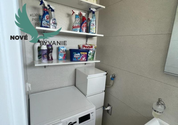 Novostavba trojpodlažný apartmán so záhradou aj strešnou terasou v Chorvátsku v Privlake