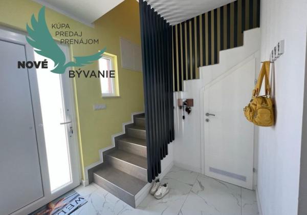 Novostavba trojpodlažný apartmán so záhradou aj strešnou terasou v Chorvátsku v Privlake