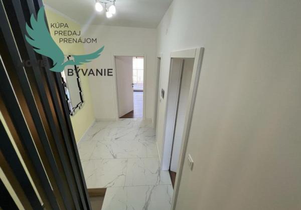 Novostavba trojpodlažný apartmán so záhradou aj strešnou terasou v Chorvátsku v Privlake