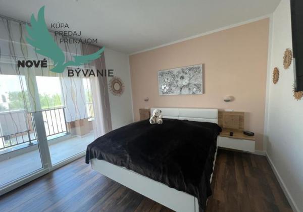 Novostavba trojpodlažný apartmán so záhradou aj strešnou terasou v Chorvátsku v Privlake