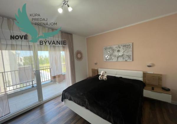 Novostavba trojpodlažný apartmán so záhradou aj strešnou terasou v Chorvátsku v Privlake