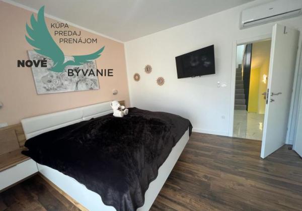 Novostavba trojpodlažný apartmán so záhradou aj strešnou terasou v Chorvátsku v Privlake