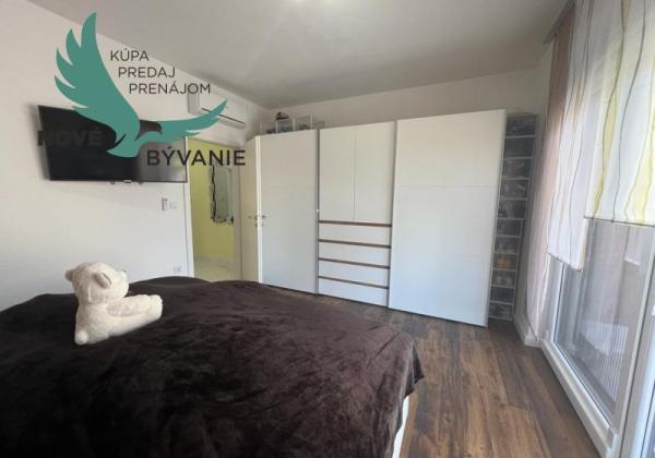 Novostavba trojpodlažný apartmán so záhradou aj strešnou terasou v Chorvátsku v Privlake