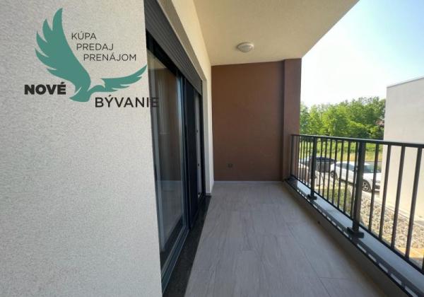 Novostavba trojpodlažný apartmán so záhradou aj strešnou terasou v Chorvátsku v Privlake