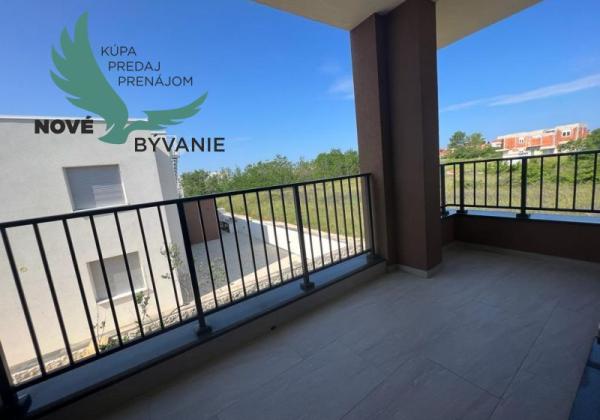 Novostavba trojpodlažný apartmán so záhradou aj strešnou terasou v Chorvátsku v Privlake