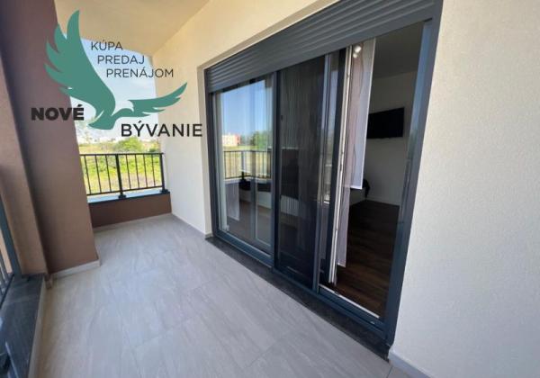 Novostavba trojpodlažný apartmán so záhradou aj strešnou terasou v Chorvátsku v Privlake