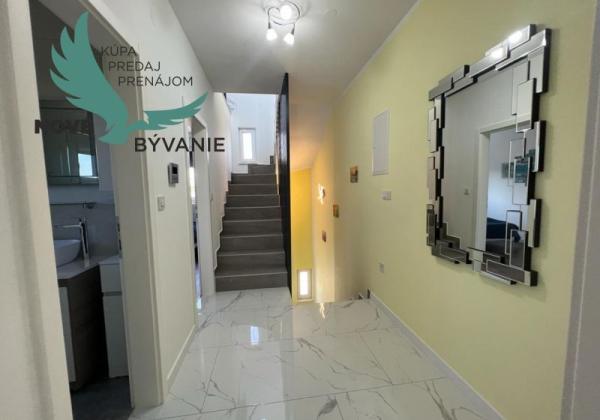 Novostavba trojpodlažný apartmán so záhradou aj strešnou terasou v Chorvátsku v Privlake