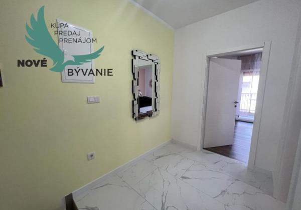 Novostavba trojpodlažný apartmán so záhradou aj strešnou terasou v Chorvátsku v Privlake