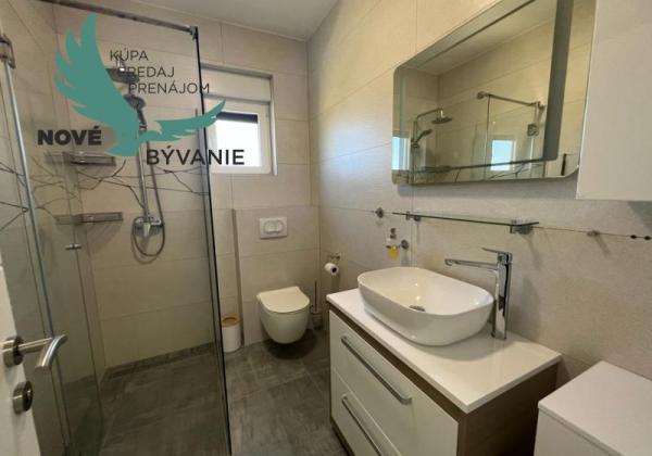 Novostavba trojpodlažný apartmán so záhradou aj strešnou terasou v Chorvátsku v Privlake