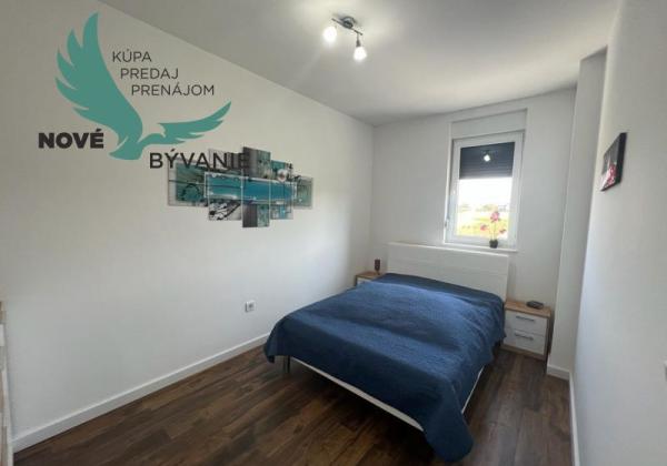 Novostavba trojpodlažný apartmán so záhradou aj strešnou terasou v Chorvátsku v Privlake