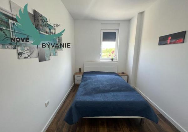 Novostavba trojpodlažný apartmán so záhradou aj strešnou terasou v Chorvátsku v Privlake