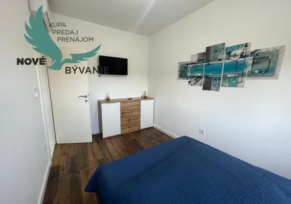 Novostavba trojpodlažný apartmán so záhradou aj strešnou terasou v Chorvátsku v Privlake