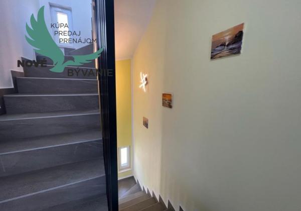 Novostavba trojpodlažný apartmán so záhradou aj strešnou terasou v Chorvátsku v Privlake