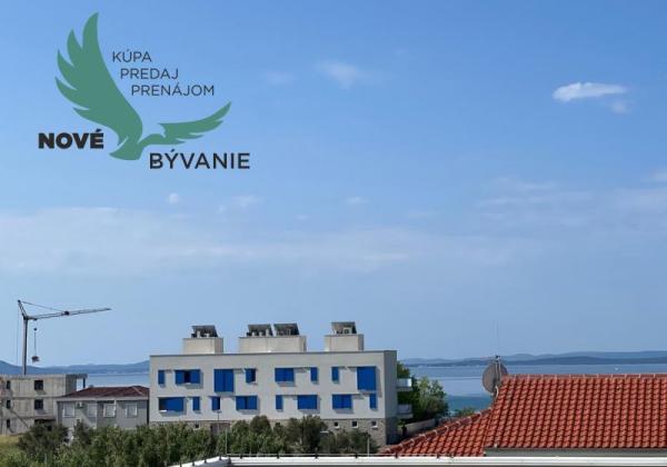 Novostavba trojpodlažný apartmán so záhradou aj strešnou terasou v Chorvátsku v Privlake