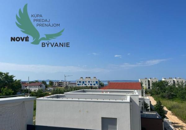 Novostavba trojpodlažný apartmán so záhradou aj strešnou terasou v Chorvátsku v Privlake