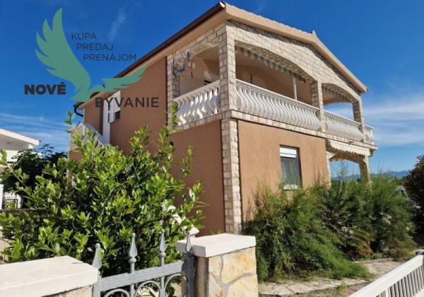 Dom 3x apartmán s výhľadom na more na ostrove Vir v Chorvátsku