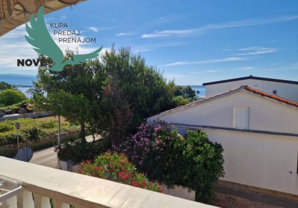 Dom 3x apartmán s výhľadom na more na ostrove Vir v Chorvátsku