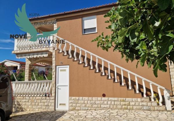 Dom 3x apartmán s výhľadom na more na ostrove Vir v Chorvátsku