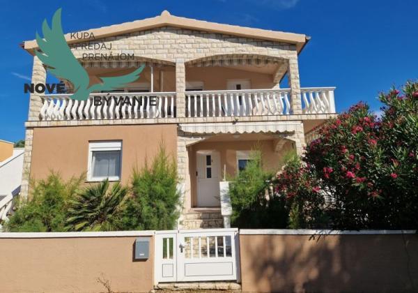 Dom 3x apartmán s výhľadom na more na ostrove Vir v Chorvátsku