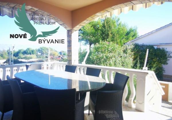 Dom 3x apartmán s výhľadom na more na ostrove Vir v Chorvátsku