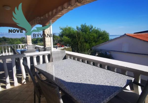 Dom 3x apartmán s výhľadom na more na ostrove Vir v Chorvátsku