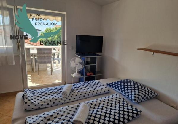 Dom 3x apartmán s výhľadom na more na ostrove Vir v Chorvátsku