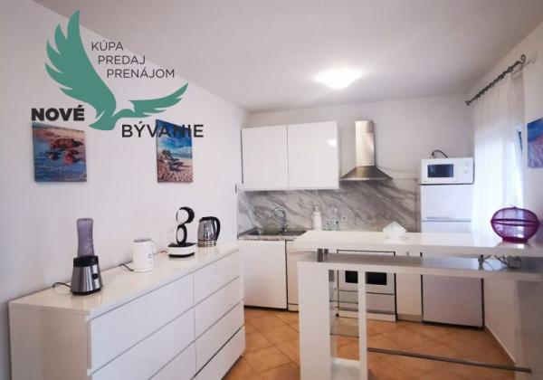 Dom 3x apartmán s výhľadom na more na ostrove Vir v Chorvátsku