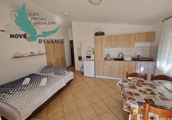 Dom 3x apartmán s výhľadom na more na ostrove Vir v Chorvátsku