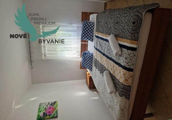 Dom 3x apartmán s výhľadom na more na ostrove Vir v Chorvátsku