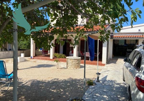 Dom s garážou na priestrannom pozemku len 300m od mora v Chorvátsku