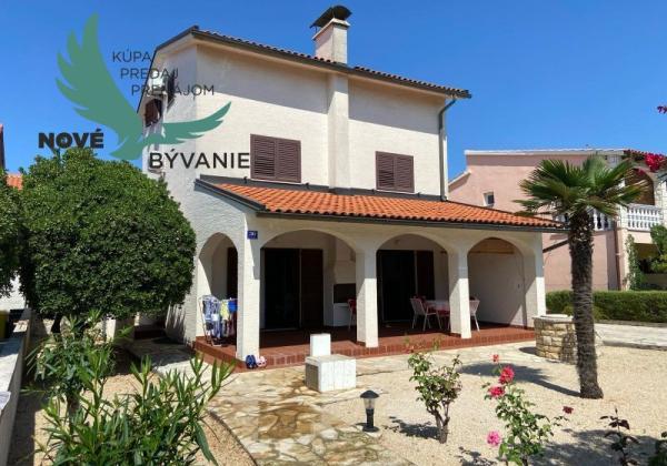 Dom s garážou na priestrannom pozemku len 300m od mora v Chorvátsku