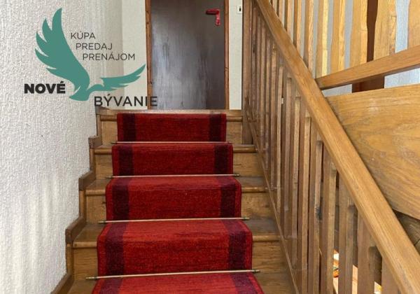 Dom s garážou na priestrannom pozemku len 300m od mora v Chorvátsku