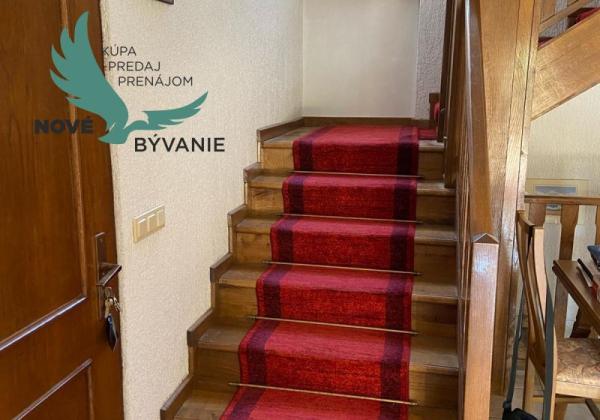 Dom s garážou na priestrannom pozemku len 300m od mora v Chorvátsku