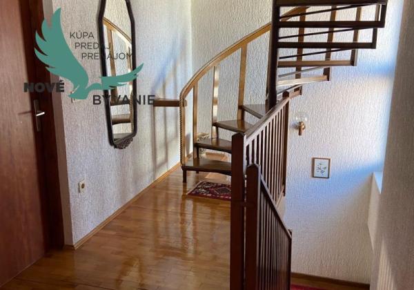 Dom s garážou na priestrannom pozemku len 300m od mora v Chorvátsku