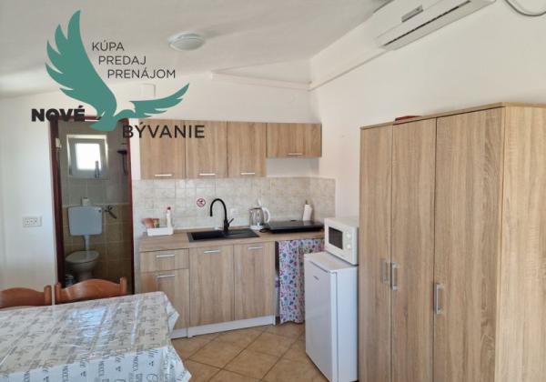 Dom 3x apartmán s výhľadom na more na ostrove Vir v Chorvátsku