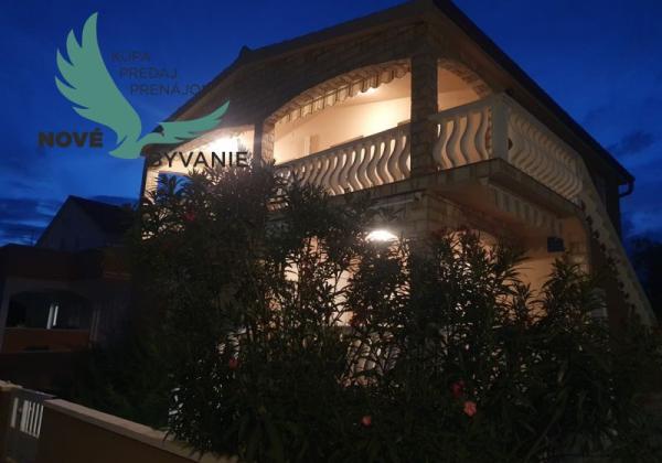 Dom 3x apartmán s výhľadom na more na ostrove Vir v Chorvátsku