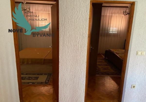 Dom s garážou na priestrannom pozemku len 300m od mora v Chorvátsku