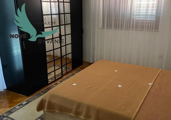 Dom s garážou na priestrannom pozemku len 300m od mora v Chorvátsku