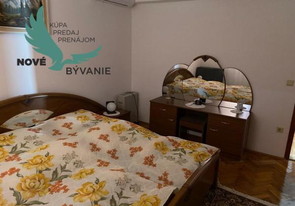 Dom s garážou na priestrannom pozemku len 300m od mora v Chorvátsku