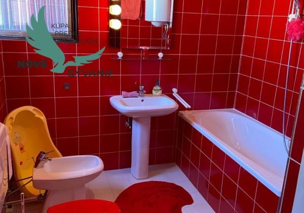 Dom s garážou na priestrannom pozemku len 300m od mora v Chorvátsku