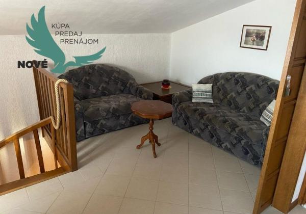 Dom s garážou na priestrannom pozemku len 300m od mora v Chorvátsku