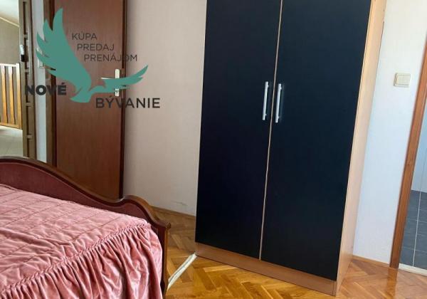 Dom s garážou na priestrannom pozemku len 300m od mora v Chorvátsku