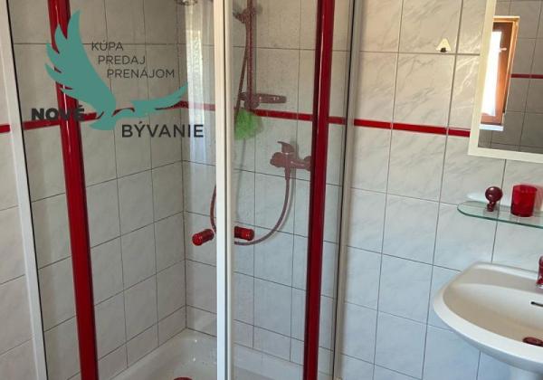 Dom s garážou na priestrannom pozemku len 300m od mora v Chorvátsku