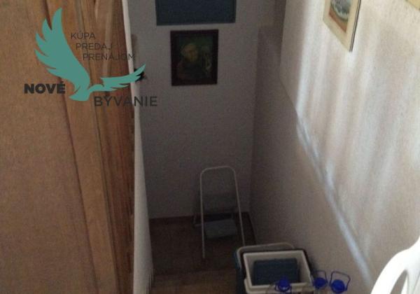 Dom s garážou na priestrannom pozemku len 300m od mora v Chorvátsku