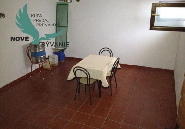 Dom s garážou na priestrannom pozemku len 300m od mora v Chorvátsku