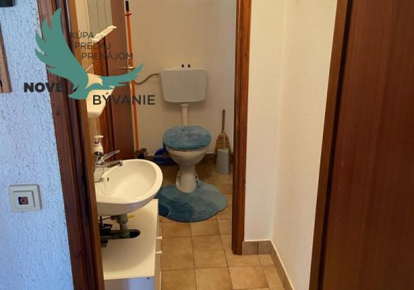 Dom s garážou na priestrannom pozemku len 300m od mora v Chorvátsku