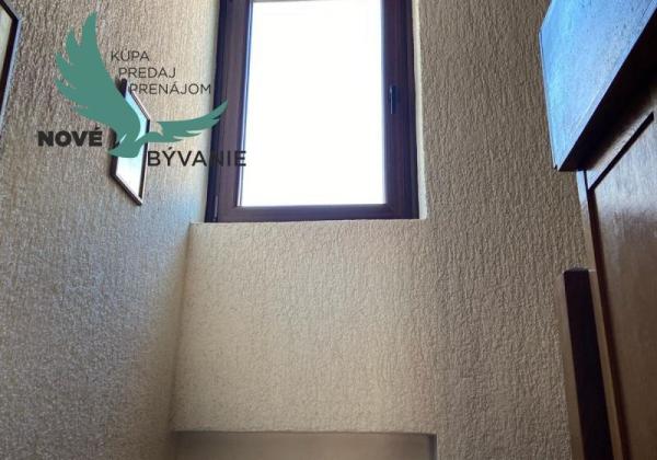 Dom s garážou na priestrannom pozemku len 300m od mora v Chorvátsku